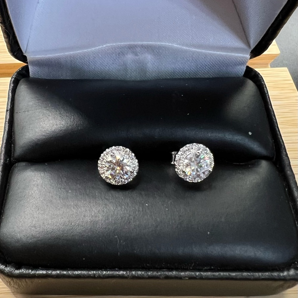 Elegant 925 Sterling Silver 1.00CT Moissanite Stud Earrings unisex